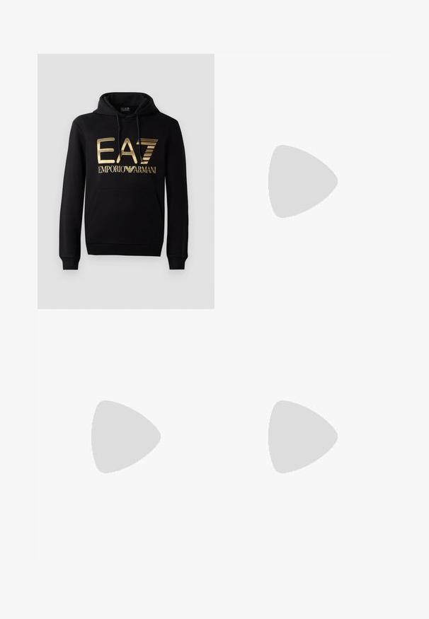 Sudadera negra con logo dorado de EA7 y texto "EMPORIO ARMANI" en la parte frontal. Incluye un bolsillo tipo canguro en la parte delantera y capucha con cordón.; Camiseta negra de algodón, con cuello redondo y mangas cortas. Logo bordado "EA7 EMPORIO ARMANI" en blanco en la parte delantera.; Pantalones atléticos negros con cinturilla elástica, bolsillos laterales y sutiles impresiones de logotipo en las áreas del muslo, exhibidos sobre fondo blanco.; Zapatilla blanca con parte superior de cuero liso y perfil bajo. Presenta una puntera redondeada, seis ojales y una suela de goma texturizada.