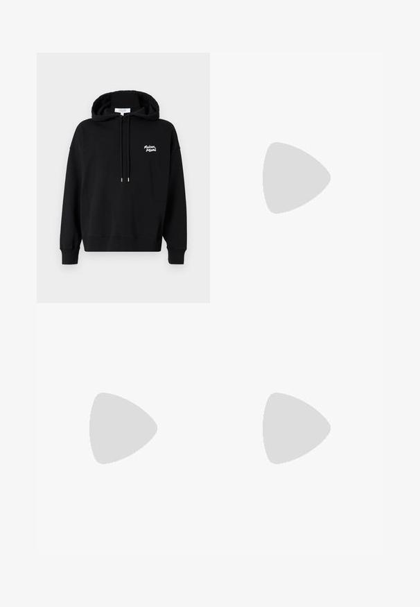 Mustape hoodie, mis on valmistatud puuvillast, esiküljel on tasku-kangaroo, nööriga kapuuts ja valge brodeeritud logo rinnal. Pikad varrukad ribidega mansettidega.; Valge puuvillane T-särk lühikeste varrukatega ja ümarat kaelus. Vasakul rinnal on must tikandiga logo. Sile tekstuur.; A-COLD-WALL* FORM SHORT - Lühikesed püksid - black onyx; Mustad nahast loaferid, millel on tekstureeritud viimistlus, hõbedane riistvara, koos tume sokkide ja üles keeratud tumesiniste pükstega.