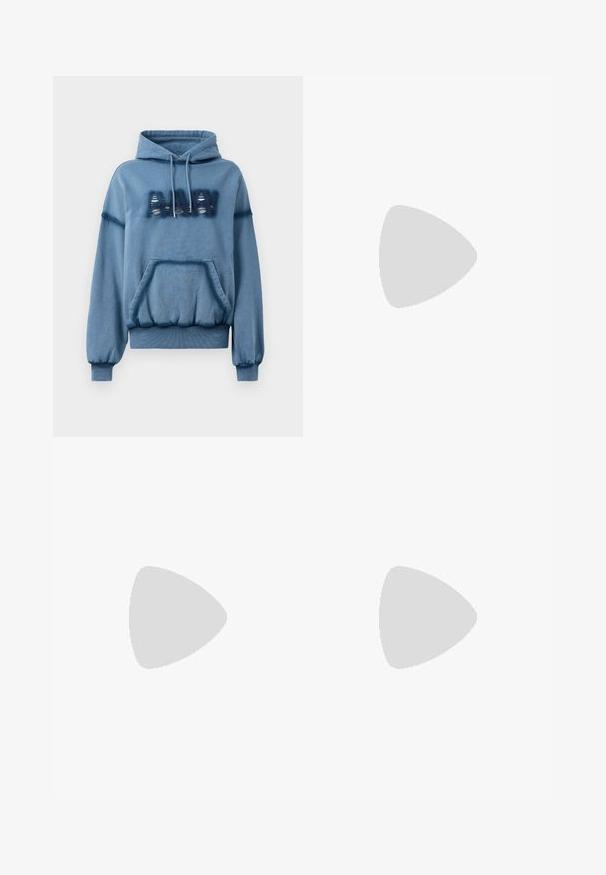 Blauwe hoodie van zachte stof, met een voorzak, een capuchon met trekkoord, ribbelmanchetten en versleten letters. Ontspannen pasvorm met elastische onderrand.; Blauwe wijde broek met elastische tailleband en trekkoord, met naaddetails langs de benen.; Zwarte lakleren enkellaars met witte stiksels, ronde neus en blokhak. Kenmerkt zich door gebogen ontwerplijnen en een gladde textuur.; Zilveren metalen handtas met een unieke, gladde, organische vorm. Bevat een zwarte koordriem en een kleine ketting voor veelzijdige draagmogelijkheden.