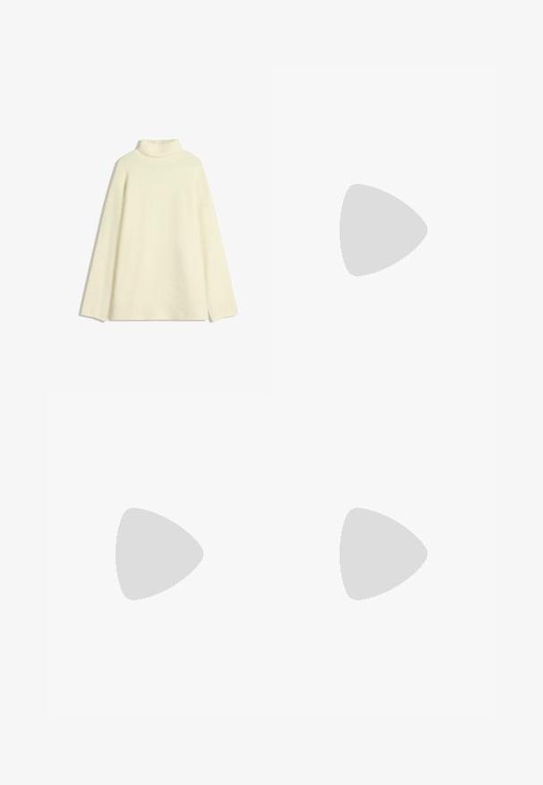 Cremfarbener Rollkragenpullover aus weichem Material, mit langen Ärmeln und einer lässigen Passform. Keine Muster oder Akzente sind sichtbar.; Weißer Minirock mit schwarzem Saum, aus glattem Material. Das Model trägt silberne Ballerinas und ein durchsichtiger Armreif an einem Handgelenk.; Schwarze Stiefeletten aus glattem Leder mit seitlichem Reißverschluss, klobigem strukturiertem Absatz und runder Zehenform.; Braune Leder-Crossbody-Tasche mit geschwungener Form, goldfarbenen Beschlägen und einer Schnallenakzentuierung. Verfügt über einen abnehmbaren Schultergurt.