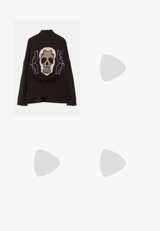 Pulôver de malha castanho com um design central de caveira, detalhes decorativos e bainhas caneladas. O texto diz "VOLTAIRE" abaixo da caveira.; Calças de perna larga com cintura alta e padrão zig-zag em tons de castanho, preto, rosa e verde sobre um fundo branco.; Bota ankle preta em pele com uma textura suave, bico fino e um salto alto robusto. Apresenta uma abertura lateral e um design minimalista.; Bolsa de mão de couro preto com uma superfície texturizada, ferragens prateadas, fecho de fecho e uma alça curta para transporte. Design compacto e estruturado.