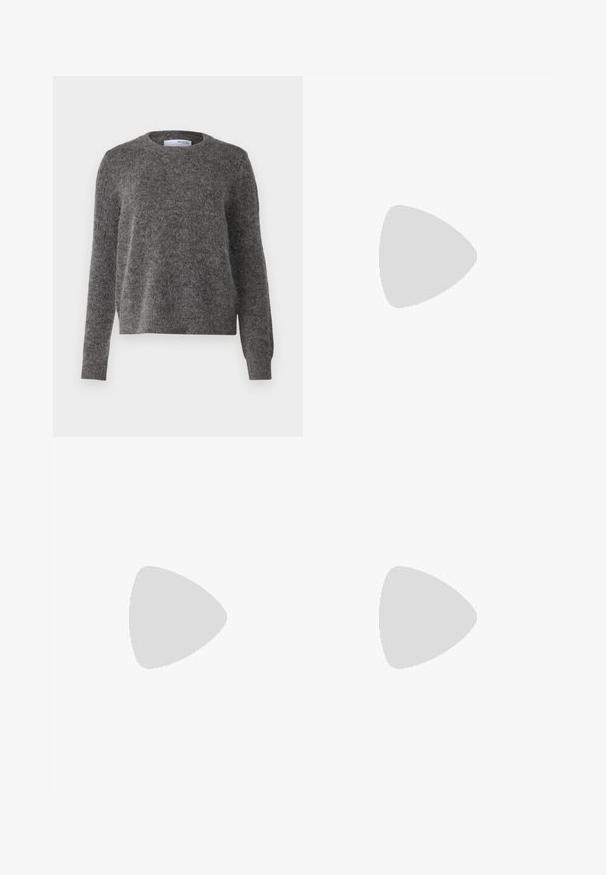Grauer Pullover aus weichem, strukturiertem Material mit Rundhalsausschnitt und langen Ärmeln. Verfügt über gerippte Bündchen und Saum und ist in einem entspannten Schnitt gehalten.; Schwarzes Kleid mit langen Ärmeln, Lochstickerei, einem schichtartigen Design, gewelltem Saum und einem Mandarin-Kragen mit halbem Knopfverschluss.; Graue Leinensneaker mit weißer Gummisohle, schwarzem Streifen und Metallösen. Verfügt über eine runde Zehenpartie, ein tief geschnittenes Design und strukturstoff.; Fünf satinierte Haargummis in Schwarz, Hellrosa, Creme, Grau und Lavendel, mit geraffter Textur und elastischem Design zur sicheren Befestigung der Haare.