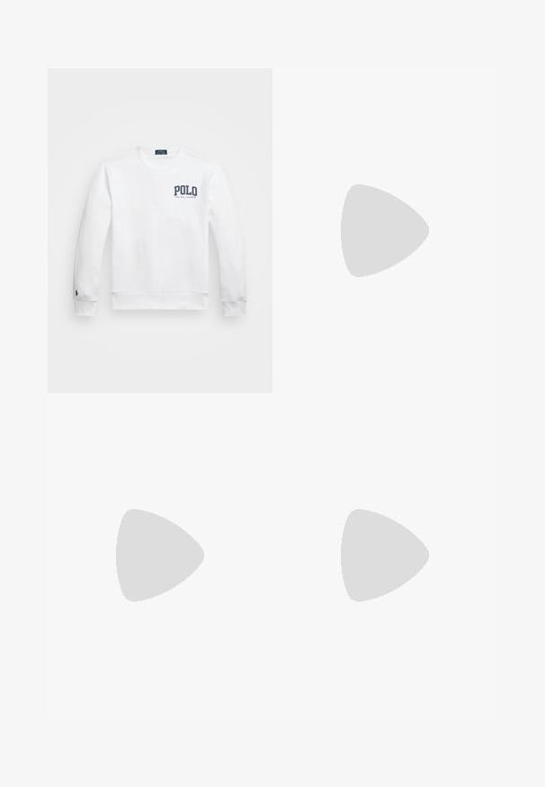 Fehér pulóver kerek nyakkal, a mellkasán tengerészkék "POLO RALPH LAUREN" logóval és a mandzsettán egy kis tengerészkék ló emblémával.; Világoskék, rövid ujjú ing, puha törölköző anyagból készült. Kialakítása színes gallér, elülső zseb hímzett részletekkel és gombos zárás.; Krém színű, laza nadrág, rugalmas derékrésszel és húzózsinórral, egyenes szárakkal és oldalsó zsebekkel, egyszínű háttér előtt.; Beige színű sportcipő texturált hálós felsőrésszel, tengerészkék kiegészítőkkel, vastag fehér talppal és bonyolult dizájn részletekkel. Felszerelve fűzőkkel és logóval ellátott márkázással.