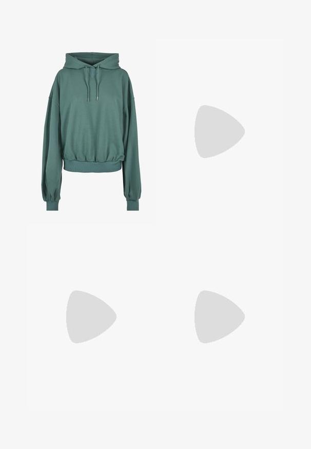 Sudadera verde de tela suave, con capucha ajustable, dobladillo acanalado y mangas abullonadas con puños elásticos.; Pantalones negros, ligeros, con cintura elástica y tobillos fruncidos. La tela es suave y presenta un diseño relajado y ajustado.; MM6 Maison Margiela Botas con plataforma - olivine; Bolso de piel negra con forma curva, correa desmontable y herrajes dorados. El bolso cuenta con una solapa con un detalle de hebilla.