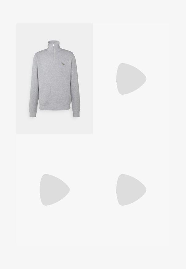 Grauer Sweatshirt mit Reißverschluss am Hals, weicher Stoff, lange Ärmel, gerippte Bündchen und Saum, mit einem kleinen grünen Logo auf der Brust.; Schwarze, weite Hose mit gefälteltem Vorderteil, seitlichen Taschen und einer glatten Stoffstruktur. Entworfen für eine entspannte Passform.; Schwarze Leder-Loafer mit leicht verlängertem Schnitt, mit gestickten Details und einem kleinen Absatz. Glatte, glänzende Oberfläche.; Schwarze rechteckige Brille mit klaren Gläsern. Acetatgestell, silberne Akzente an den Bügeln und Logo in der Nähe der Scharniere.