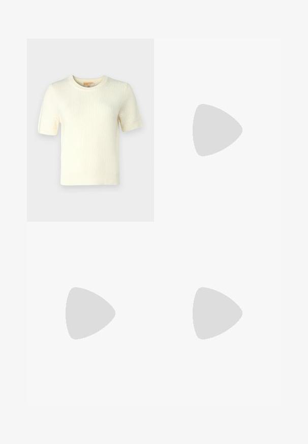 Kurzärmliger, cremefarbener Strickpullover mit geripptem Design, rundem Ausschnitt und leicht verkürzter Passform, der ein klares, minimalistisches Design aufweist.; Himmelblaue weit geschnittene Jeans mit hoher Taille, zwei vorderen Taschen, zarten Nähten und einer lockeren Passform.; Schwarze Lack-Slingback-Pumps mit spitzem Zehenbereich, versehen mit strukturiertem Schlangenprint, verstellbarem Riemen und einem kurzen, strukturierten Blockabsatz.; Weißes Lederhandtasche mit strukturierter Oberfläche, ausgestattet mit einem goldenen Kettenriemen und einem abnehmbaren Schulterriemen. Logo auf der Vorderseite eingestanzt.