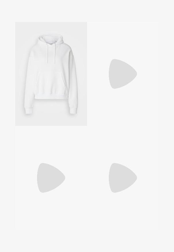 Witte hoodie met een voorzak, ribgebreide boorden en zoom. Zacht materiaal en een ontspannen pasvorm, met trekkoorden aan de capuchon.; Witte katoenen t-shirt met een ronde halslijn, korte mouwen en een zwart Nike-logo centraal op de borst gedrukt. Eenvoudig en klassiek ontwerp.; Cargo-broeken in off-white katoen, met wijde benen, zijzakken en knoopsluiting bij de taille. Gladde textuur met utilitair ontwerp.; Witte sneakers met een gladde leren bovenkant, ronde neus, geperforeerde details en dikke witte rubberen zool. Bevat een logo aan de zijkant en platte veters.