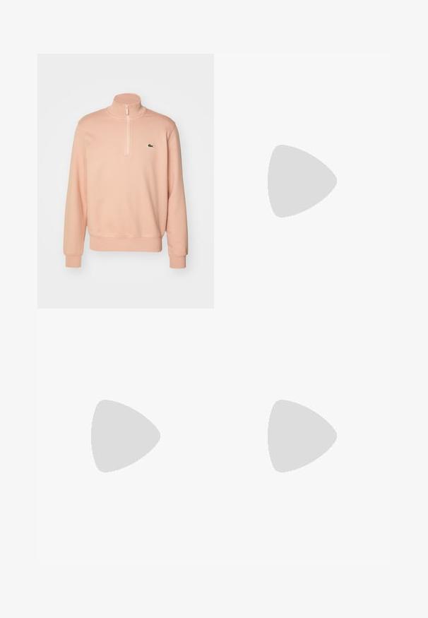 Šviesiai rausvas užtrauktuku užsegamas džemperis su aukšta apykakle, raukšlėmis ant rankovių ir apatine dalimi. Keliose vietose yra mažas žalias logotipas ant krūtinės. Minkšta audinio tekstūra.; Baltas ilgas rankoves mygtukinis marškinys, pagamintas iš medvilnės, su klasikinio tipo apykakle, priekyje esančiais mygtukais ir minimaliais siuvinėjimo detalėmis.; Smėliniai pritaikyti kelnes su tiesiomis kojomis, pagamintos iš lengvos medžiagos, turinčios dvi priekines kišenes ir tvarkingai paspaustas raukšles.; Lacoste sportbačiai tamsiai pilki, pagaminti iš tinklinės ir sintetinių medžiagų, su tekstūruotu padu ir rudomis detalėmis ant apykaklės bei prekės ženklo.