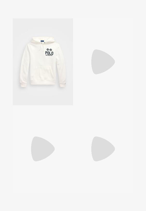 Sweatshirt de algodão branco com um bolso frontal, capuz com cordão, e estampagem em preto "POLO MOTORSPORT" com bandeiras quadriculadas. Textura suave.; T-shirt preta com um estampado gráfico em estilo de jornal, apresentando um ganso branco e títulos em texto ousado em cores contrastantes. Mangas curtas, decote redondo.; Calças de algodão brancas com um corte relaxado, apresentando bolsos frontais, detalhes em hardware dourado e remendos nos joelhos.; Sapatilha branca com biqueira espelhada e brilhante, atacadores vermelhos e um cabedal liso com detalhes em prata e sola texturizada.