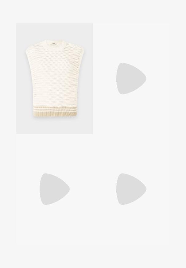 Strikket udenærmet top i creme med et tekstureret mønster. Har en rund halsudskæring og en beige-stribet kant. Let og åndbar design.; Hvid crop-top t-shirt med rund halsudskæring og korte ærmer, lavet af blødt bomuldsstof. Enkel design, ingen mønstre eller dekorationer.; Lyseblå, bred benbukser lavet af denim med elastisk talje. Glat tekstur uden synlige mønstre eller udsmykninger.; Brune lædersandal med tynde stropper, der har en guldfarvet spænde og flad sort sål med zigzag kant.