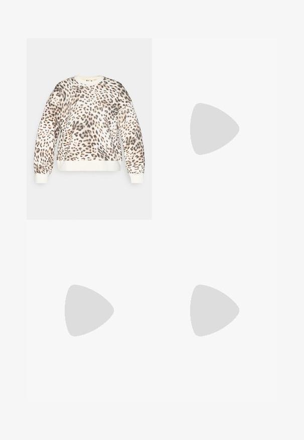 Felpa con stampa leopardata su base crema, colletto rotondo e polsini a coste. Tessuto morbido con vestibilità rilassata e motivo animale distintivo.; Pullover nero a maniche lunghe con colletto alto a zip, realizzato in tessuto liscio. Presenta maniche aderenti e un design cropped.; Leggings da allenamento neri realizzati in materiale elasticizzato, con vita alta, tasca laterale e strisce orizzontali testurizzate su una gamba.; Scarpe sportive nere con tessuto testurizzato, suola bianca e lacci neri. Indossate con calzini bianchi a costine, in piedi su una superficie chiara.