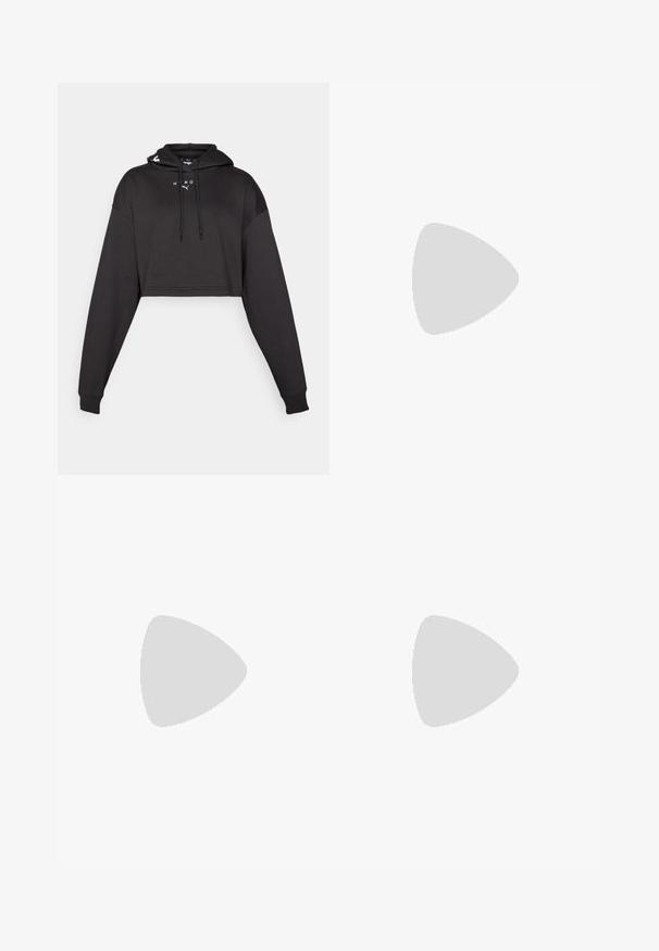 Svart cropped sweatshirt med hette, med lange ermer, snorer og en hvit logo på fronten. Glatt tekstur og avslappet passform.; Langermet, cropped topp i gjennomsiktig grå med lyse skrå striper. Har rund hals og scallop-kant. Myk tekstur, tettsittende fasong.; Sorte leggins laget av elastisk stoff, med høy midje og en hvit logo trykt på nedre venstre ben. Glatt tekstur.; Sorte treningssko med en teksturert overdel, elastiske stropper og en tykk hvit mellomsåle. Har en grå aksent langs sålen.