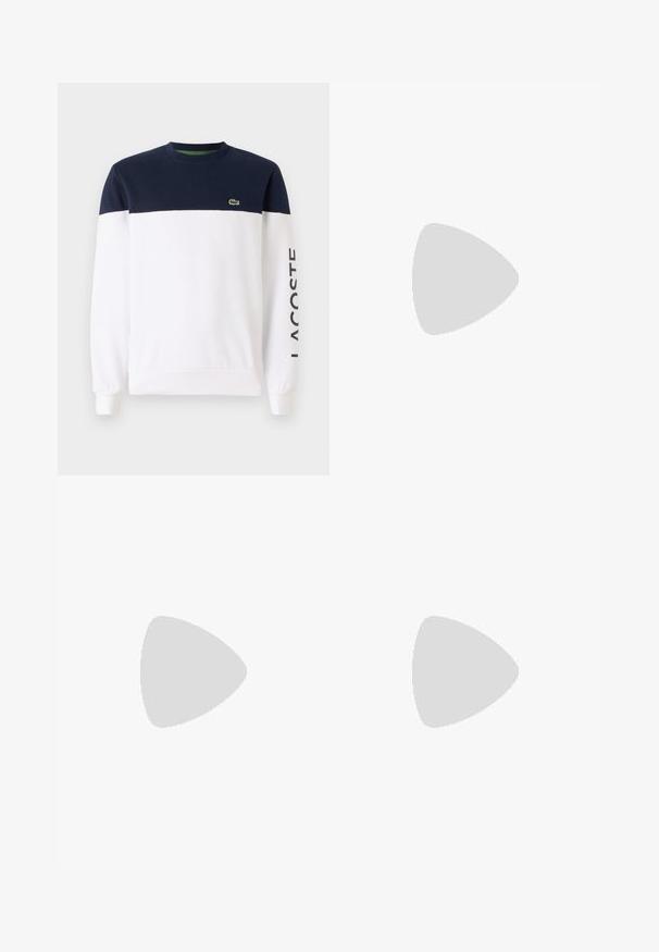 Sötétkék és fehér hosszú ujjú pulóver, kerek nyakkal, zöld belső béléssel, és fekete "LACOSTE" felirattal az ujjon.; Fehér pamut póló kerek nyakkal, rövid ujjakkal és felgöngyölt ujjakon; díszítés nélküli design, puha tapintás és egyenes fazon.; Világoskék, laza nadrág, puha anyagból készült, húzózsinórral záródik, gombos díszítése van, és szűkített láb kialakítású, sima textúrával.; Sötét szürke Lacoste sportcipők hálós és szintetikus anyagból, textúrázott talppal és barna díszítésekkel a nyak részen és a logón.