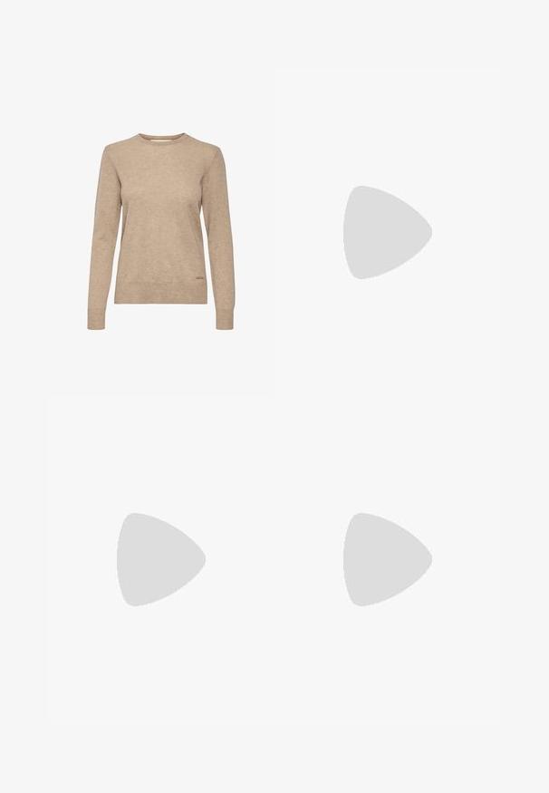 Maglione beige a maniche lunghe con scollo rotondo, realizzato in tessuto morbido e testurizzato, con un accento del logo discreto vicino all'orlo.; Pantaloni grigi realizzati in un materiale morbido, con vita regolabile tramite laccetto, quattro tasche e una vestibilità slim con dettagli di cucitura sottili.; Sneaker alta nera in tela con occhielli e lacci bianchi e suola in gomma. Presenta un punta testurizzata e accenti a strisce bianche e nere.; Borsa a tracolla in tessuto marrone scuro con un motivo geometrico bianco, dotata di una tracolla regolabile testurizzata e dettagli metallici.