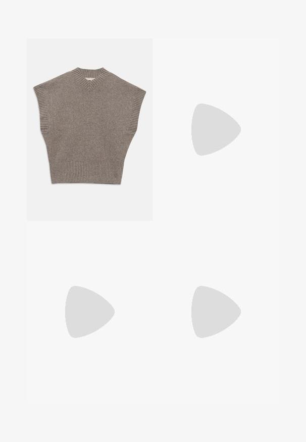 Pelēkā adīta bez piedurknēm džemperīša veste ar V-veida kakla izgriezumu un ribota apkakle, roku atveres un apakšmali uz baltā fona.; Krēmkrāsas bikses ar pielāgotu piegriezumu, ar taisnu fronti, izmaiņām un taisnām kājām, kas izgatavotas no mīksta, teksturēta auduma.; Baltas austs punka purngals mūlis ar šauru vidēji augstu papēdi un uzvelkamu dizainu uz vienkārša fona.; Brūna ādas clutch soma ar sudraba poga aizdari un nelielu sudraba ķēdes detaļu uz baltā fona.