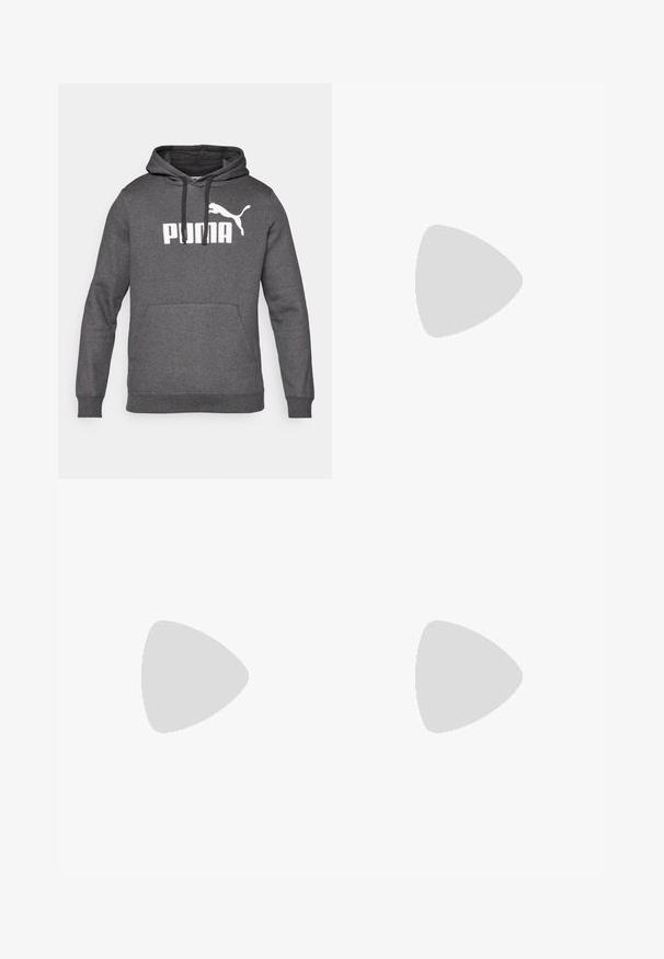 Grauer Kapuzenpullover mit Kängurutasche, gerippten Bündchen und weißem Puma-Logo auf der Brust. Weicher Stoff.; Weißes T-Shirt mit kurzen Ärmeln aus Baumwolle, das ein großes Camouflage-Muster mit dem "PUMA"-Logo und einer darüber abgebildeten springenden Puma-Grafik zeigt.; Schwarze Jogginghosen aus weichem Stoff, mit elastischem Bund, gebündelten Knöcheln und einem dezenten Logo auf dem linken Oberschenkel.; Puma-Sneaker aus weißem und schwarzem Wildleder mit einer braunen Gummisohle. Kombiniert mit weißen Socken, die ein schwarzes Logo zeigen, getragen zu dunklen Hosen.