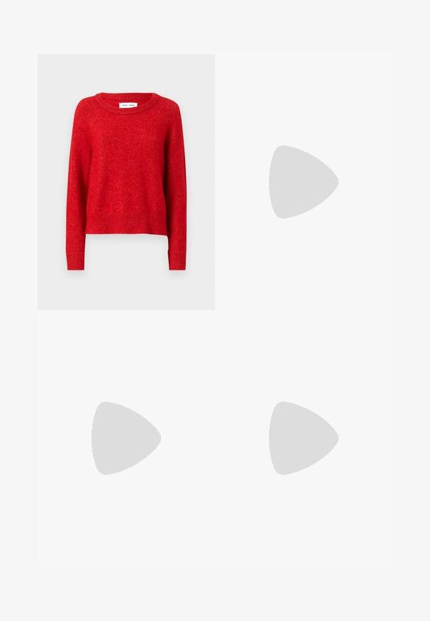 Maglione rosso lavorato a maglia con scollo rotondo, dotato di maniche lunghe e polsini a costine. Il materiale sembra morbido e testurizzato con una vestibilità leggermente ampia.; Gonna avvolgente beige realizzata in un tessuto morbido e testurizzato con una leggera lucentezza. Presenta una vita legata e un design drappeggiato con un orlo che curva dolcemente.; Sandalo beige con tacco alto e texture intrecciata, dotato di un fiore decorativo e di una cinghia alla caviglia. Il tacco quadrato offre stabilità.; Borsa a tote in pelle borgogna intrecciata con due manici corti e una tracolla rimovibile. Presenta una forma strutturata e una texture liscia.