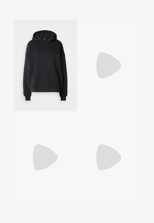 Felpa nera realizzata in tessuto misto cotone. Presenta una tasca frontale, cappuccio con coulisse e polsini a coste. Dettaglio del logo discreto sul petto.; Jeans azzurri chiari a vita alta con gamba dritta, tasche anteriori, passanti per la cintura e chiusura con bottone su uno sfondo bianco.; Stivaletti neri in pelle con punta affusolata, tacco quadrato imponente e design elegante. Dotati di pannelli laterali elasticizzati per una facile vestibilità.; Borsa a tracolla in pelle marrone con una texture morbida, caratterizzata da un design ampio e una sola tracolla. Indossata con un giubbino di jeans blu.; Orecchini a cerchio in argento con una finitura liscia e lucida. Forma rotonda con un design leggermente curvato e bordi sfumati. Chiusura a perno.