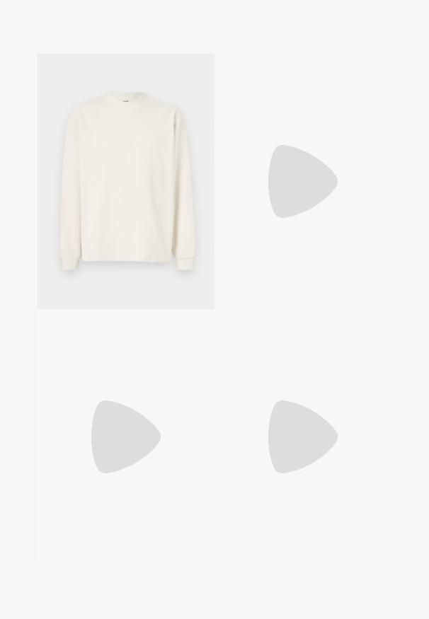 Langermet, ribbestrikket topp i off-white med rund hals og tettsittende mansjetter, med en avslappet silhuett.; Svarte denim jeans med rett ben, med hull ved kneet, fem-lommers design, og metallhardware i midjen og lommene.; Svart skinnloafers har en hevet søm, to dekorative stropper på oversiden, og en tykk teksturert såle for bedre grep.; Svarte rektangulære solbriller med matt finish, mørkt tonede linser og subtil logo detalj på siden av rammen. Unik vinklet design.