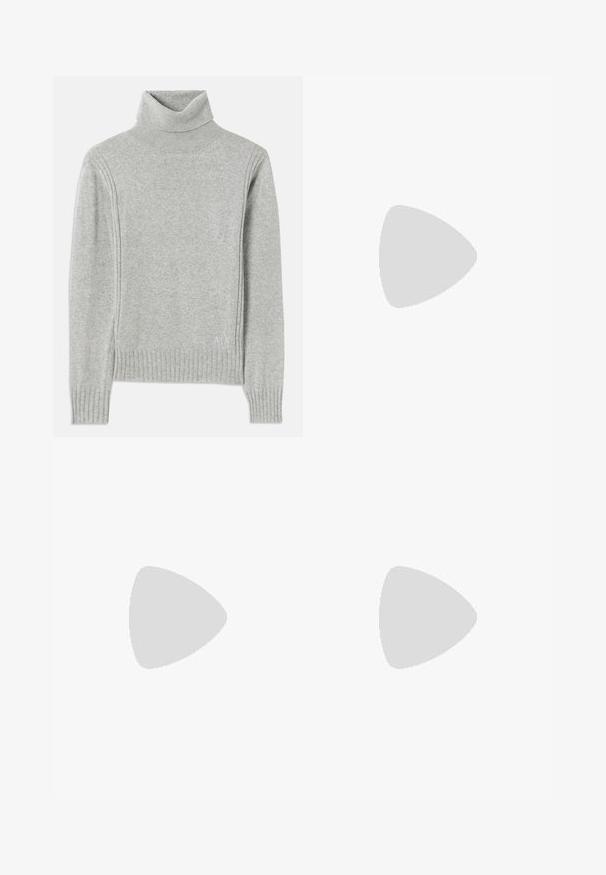 Lys grå turtleneck genser laget av mykt stoff. Har ribbestrikkede mansjetter og kant, med en subtil logo nederst til høyre.; Mørk vasket denimjeans med rett ben, fem-lomme design og klassisk liv. Stikkingdetaljer. Ingen synlig merking.; Sorte slingback pumps med spiss tå, glanset skinnfinish og en liten hæl med gullakcent. Elegant design med åpen bak.; Svart skinnryggsekk med klafflukkning, frontlomme, sidelommer med glidelås og et håndtak på toppen. Har logo-detaljer på forsiden.