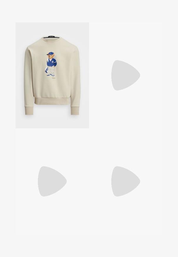 Sweatshirt bege com um gráfico de um urso em um casaco azul, segurando tacos de golfe, com punhos canelados e decote redondo.; Camisa polo azul-marinho com padrão de palmeiras brancas, mangas curtas e colarinho. Detalhes notáveis incluem linhas e acentos decorativos.; Calças de veludo cotelê de cor creme com pregas, bolsos laterais, bolso com aba e botão, e bainhas dobradas, exibidas de forma plana sobre um fundo branco.; Ténis bege e verde escuro com parte superior em camurça e tecido, sola texturada e atacadores brancos. Apresenta o logótipo da Puma na lateral.