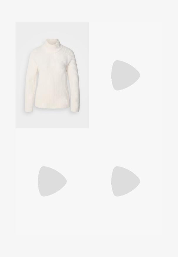 Balts ribots turtlenecks džemperis mīkstajā adījumā. Ievērojamas garās piedurknes, pieguļošs siluets un augsts, sarullēts apkakle.; Zilās augstās bikses ar saistītu jostu, ar gludiem priekšējiem pleciem un taisnām kājām. Izgatavotas no gludas auduma, ar divām sānu kabatām.; Gai krēmkrāsas ādas loaferi ar šuvēm priekšpusē un teksturētu melnu platformas papēdi. Ir izliekts dizains un neliels pacēlums.; Sudraba gredzenveida auskari ar minimālistisku dizainu. Cirkulāra forma, gluda tekstūra un plāns profils. Vieglu svaru ar spīdīgu apdari.