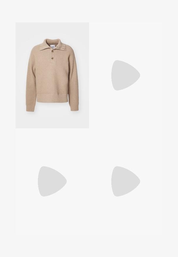 Beige strikket pullover med krave, tre knapper og ribstrikkede manchetter. Har et tekstureret mønster og en kortede hem.; Hvid bomulds t-shirt med rund hals, korte ærmer og lige kant. Har et lille mærke på den venstre sidesøm.; Sorte skræddersyede bukser med lige ben-design, to frontlommer og dobbeltknaplukning i taljen. Glat stofstruktur.; Sorte læderloafers med en glat overflade, rund tå og en dekorativ strop over vampen. Lav hæl med stabeldesign, minimalistisk stil.