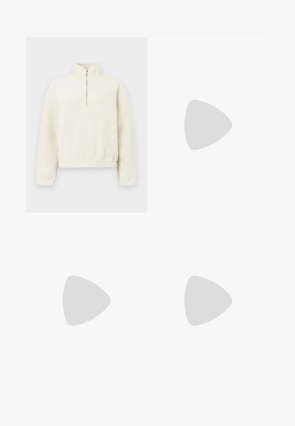 Pulover din fleece de culoare crem, cu guler înalt și fermoar frontal. Textura este moale și pufoasă, având manșete și tiv cu model canal.; Blugi bej cu croi larg, din bumbac. Au închidere cu nasture, bucle pentru curea și buzunare frontale, cu o textură netedă și moale.; Botină ankle din suede bej cu guler căptușit negru, găuri galbene pentru șireturi și talpă din cauciuc texturat. Prezintă un logo tipărit pe lateral.; Geantă din piele neagră, cu o formă curbată, curea detașabilă și accesorii aurii. Geanta are un capac cu un detaliu tip cataramă.