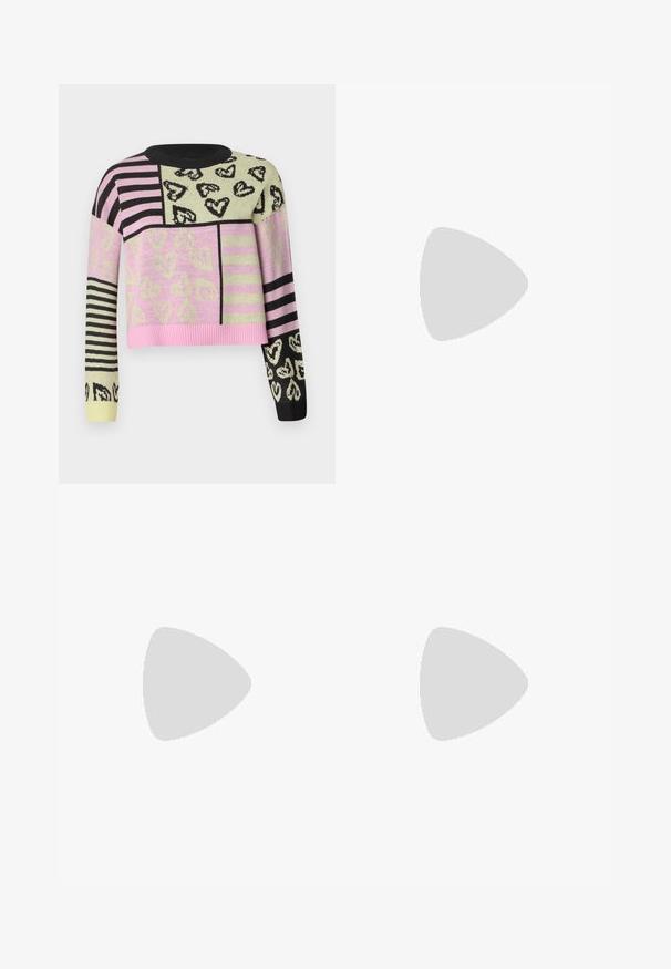 Häkelpullover mit einem verkürzten Design in Pink, Grün, Schwarz und gestreiften Mustern, verziert mit Herzmotiven und einem gerippten Halsausschnitt.; Hellgrüne, hoch taillierte Hose mit geradem Bein. Mit Knopfverschluss und ausgefranstem Saum. Hergestellt aus Baumwollstoff mit glatter Textur.; Hellgraue Sneaker aus Wildleder und Mesh, mit drei weißen Streifen, runder Zehenpartie und einer Sohle aus Gummi. Goldenes Logo-Detail nahe der Schnürsenkel.; Ohrringe aus goldfarbenem Metall mit einem schlanken, geschwungenen Design. Sie verfügen über eine markante, spitze Form, eine polierte Oberfläche und einen Scharnierverschluss.