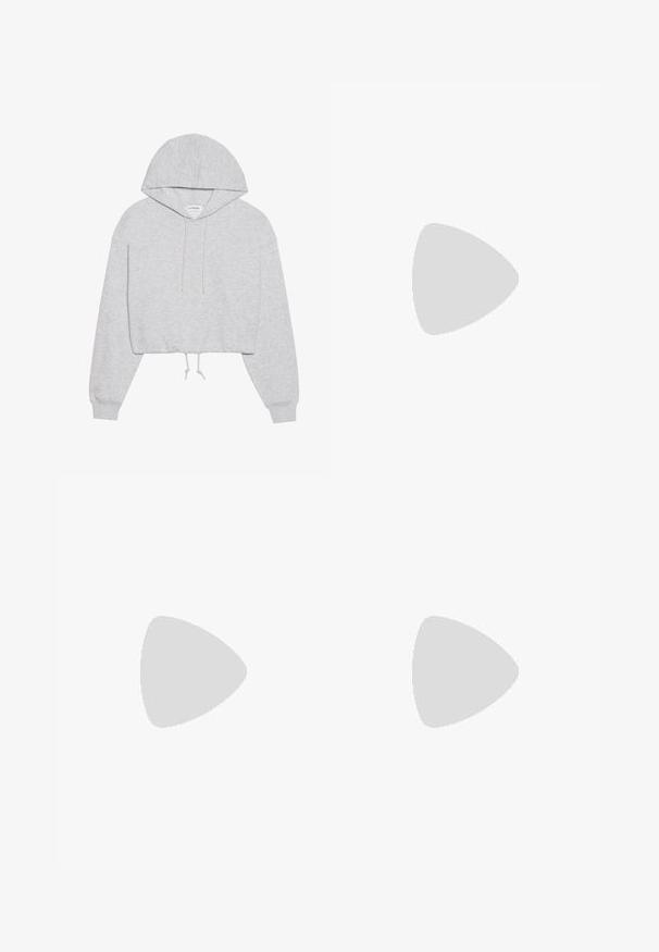 Grå cropped hettegenser laget av myk stoff, med snøring i hetten, lange ermer og ribbestrikkede mansjetter. Enkelt design uten mønstre eller grafikk.; To ribbet tanktopper: en lys blå og en hvit. Hver av dem har en rund halslinje og en tilpasset silhuett som fremhever stoffets tekstur.; Videbenede plissert bukser i mørkeblå. Har en elastisk linning og vertikalt stripete tekstur, laget av et lett stoff.; Lette sneakers i marineblått med hvite øyer og lisser, med en hvit gummitåhette og en svart stripe langs sålen.