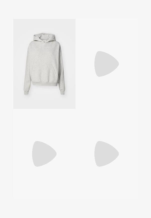 Grå hættebluse med forlommer, snoretræk i hætten og ribbede manchetter. Lavet af blødt, tekstureret stof og har et afslappet fit design.; Lyseblå denim jeans med lige ben, fem-lommes design og synlig falmning på lårene. Har en knaplukning og bæltestropper.; Beige atletiske sko med mesh-overdel, dekorative glimmer og tyk gummisål. Parret med stribede beige sokker og brune joggingbukser.; Rød læder skuldertaske med et buet design, glat tekstur og lynlåslukning. Den har et tyndt håndtag til at bære.