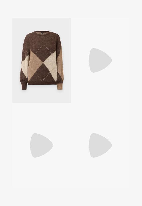 Brun og beige argyle-mønstret strikkegenser med lange ermer og ribbestrikkede cuffs på hvit bakgrunn.; Hvit langermet skjorte i glatt stoff med knappelukking, spiss krage og kontrasterende svart søm langs plastrøret og mansjettene.; Brun og hvit rutete plisserte skjørt med en strukturert design og frisk tekstur, som har høy midje og flere vertikale folder.; Svarte lær slingback-hæler med spiss tå, lav kitten-hæl og samlet detalj på vristen. Jevn tekstur og minimalistisk design.