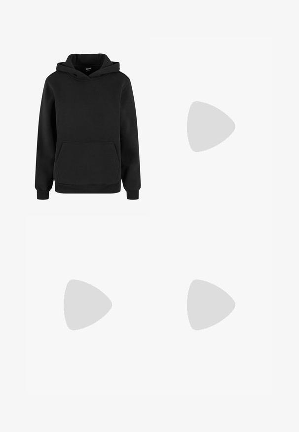 Sort hættebluse lavet af blødt stof, med kængurulomme, ribkanter og hætte med snoretræk. Enkel, minimalistisk design.; Selected Femme SLFABBI BERMUDA - Shorts - black; Sorte fodboldstøvler med overdel i struktureret læder, der har en polstret forfod, tre hvide striber på siderne og en sål i gummi.; Sort læder skuldertaske med en glat overflade, en buet top og en enkelt rem. Har lynlåslukning og minimalistisk design.