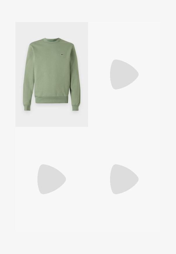 Lichtgroene sweatshirt van zacht materiaal. Heeft een ronde halslijn, ribgebreide boorden en een klein geborduurd logo op de borst.; Korte mouwen beige T-shirt van katoen, met een zwart grafisch ontwerp op de linkerkant van de borst met tekst en een wereldbol ontwerp.; Bruine, wijde broek van katoen met een knoopsluiting aan de voorkant, ceintuurlussen en een gladde, matte textuur.; Bruine leren instappers met een crème accent en een tan band, met een gestructureerde zool en contrasterend stiksel op de bovenkant.