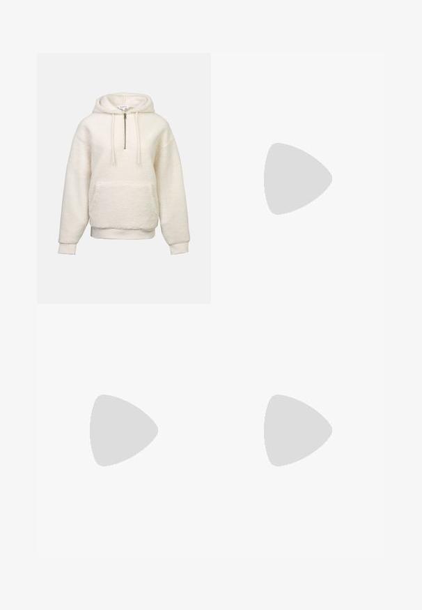 Tejfehér sherpa fleece kapucnis pulóver elülső kenguruzsebbel, húzós kapucnival és rövid elülső cipzárral, sima háttér előtt.; Hosszú ujjú, krémszínű gombos ing, puha anyagból készült. Klasszikus gallérral és egyenes szegéllyel rendelkezik, gombos részletekkel.; Sötétkék, bő szárú nadrág puha anyagból, elől redőkkel, sima textúrával, egyenes szabással, látható zsebek nélkül.; Sötétkék velúr bokacsizma elasztikus oldalpanellel, kerek orral és tömbsarkal. A texturált szövet és a sima talp kontrasztot ad.