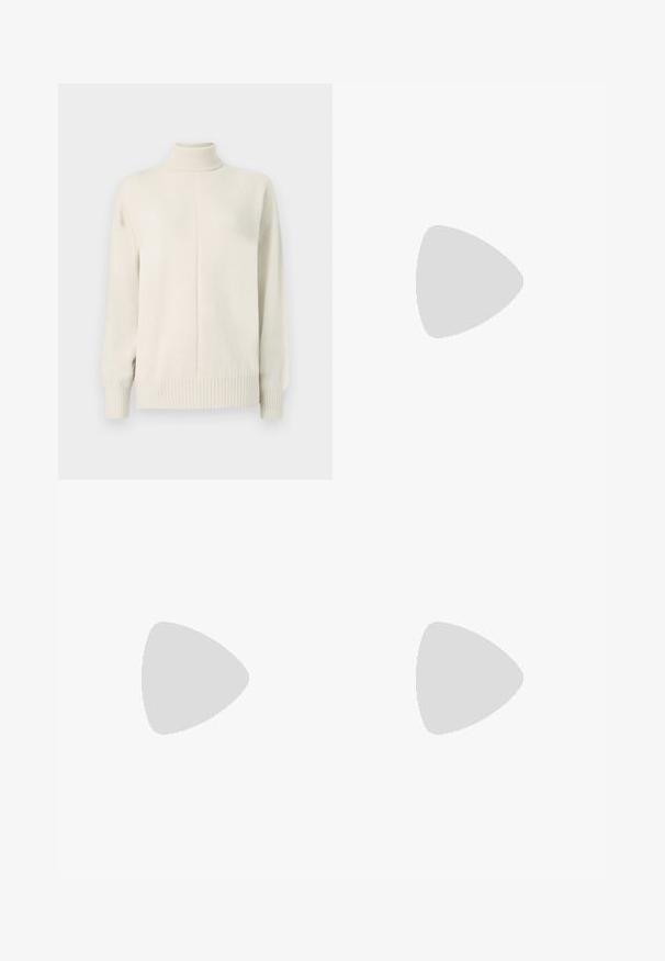 Sweter z golfem, w kolorze kremowym, wykonany na drutach, z długimi rękawami oraz ściągaczami na mankietach i u dołu, prezentowany na jasnym białym tle.; Szerokie spodnie w kolorze ciemnoszarym, wykonane z gładkiego materiału. Posiadają elastyczny pasek w talii oraz luźny krój dla wygody.; Bordowe sandały na obcasie typu slingback z punktowym noskiem, wycięciami po bokach i średnim bloku obcasu. Gładkie wykończenie ze skóry.; Czarna skórzana torebka z zebranym wykończeniem, z dwoma krótkimi uchwytami i długim regulowanym paskiem. Gładka tekstura, zaokrąglony kształt.