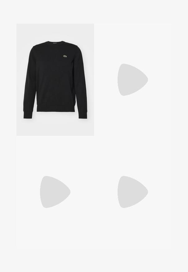 Zwarte crewneck trui van gebreide stof met geribbelde manchetten en onderzijde. Heeft een klein groen geborduurd krokodillogo op de borst.; Zwarte kortekrans t-shirt met ronde hals en klein groen krokodil logo op de linkerborst tegen een effen achtergrond.; Bruine, wijde sweatpants met een elastische tailleband en drawstring. Zijzakken en boorden met ritsen bij de enkels. Zachte, ademende stof.; Bruine leren wandelschoen met een beige kraag, zwarte rubberen zool en gouden oogjes. Bevat een Timberland-logo aan de zijkant.