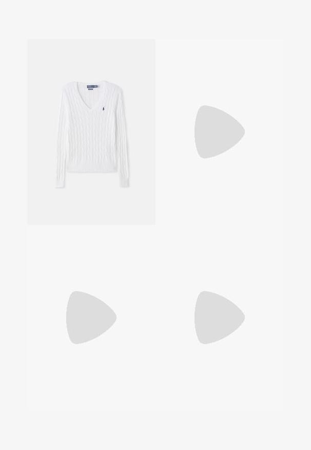 Vit kabelstickad tröja med V-ringning, ribbade ärmslut och nederkant, samt en liten navy-logotyp på vänster bröst. Tillverkad av ett mjukt material.; Ljusblå skjorta med lång ärm och vit kontrasterande krage. Har en slät textur och fem framknappar.; Beiga skräddarsydda byxor med hög midja, veckad front, avsmalnande ben och uppvikta fållar. Slät tyngd med en förfinad textur.; Vita lädersneakers, låg design, med en slät yta, rund tå, snörning fram och en liten broderad logotyp på sidan.; Svart läder halv månformad väska med en guldfärgad detalj och dragkedja. Bärs över kroppen över en grå tröja.