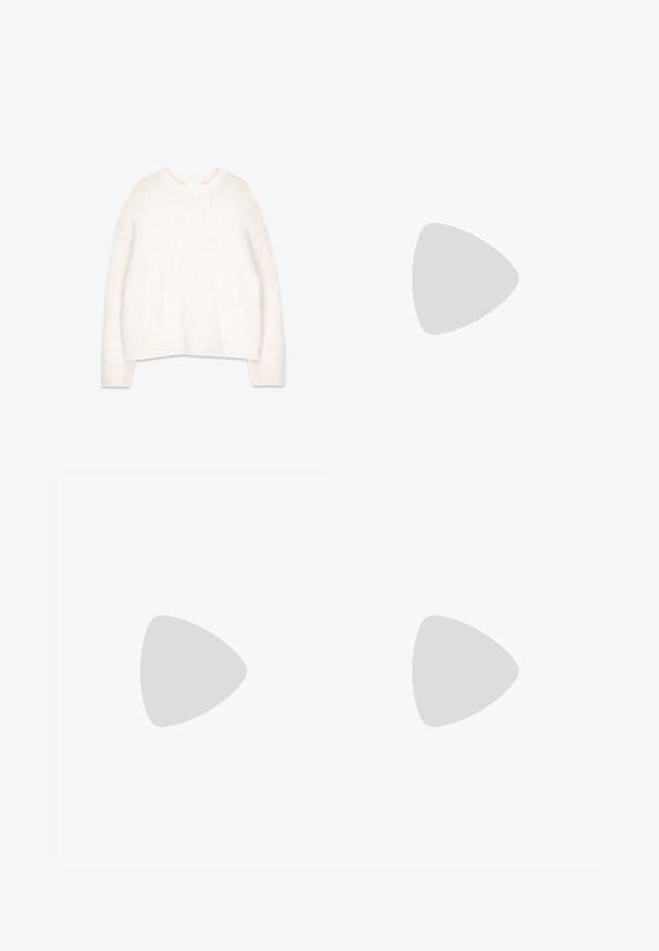 Weißer, flauschiger Pullover mit rundem Ausschnitt, langen Ärmeln und lockerer Passform. Hergestellt aus weichem, strukturiertem Stoff, mit gerippten Bündchen und Saum.; Weite braune Jeans aus Denim, mit hoher Taille, Fronttaschen und klassischem Knopfverschluss. Glatte Textur mit feinen Nähten.; Braune Wildleder-Stiefeletten mit runder Zehenform, weißer Dekorstichnaht und einer sandfarbenen Gummisohle mit einem Zickzack-Profil.; Braune Leder-Tote mit glatter Textur, offenem Oberteil und zwei Schulterriemen. Verfügt über minimale Nähte und keine sichtbaren Beschläge.