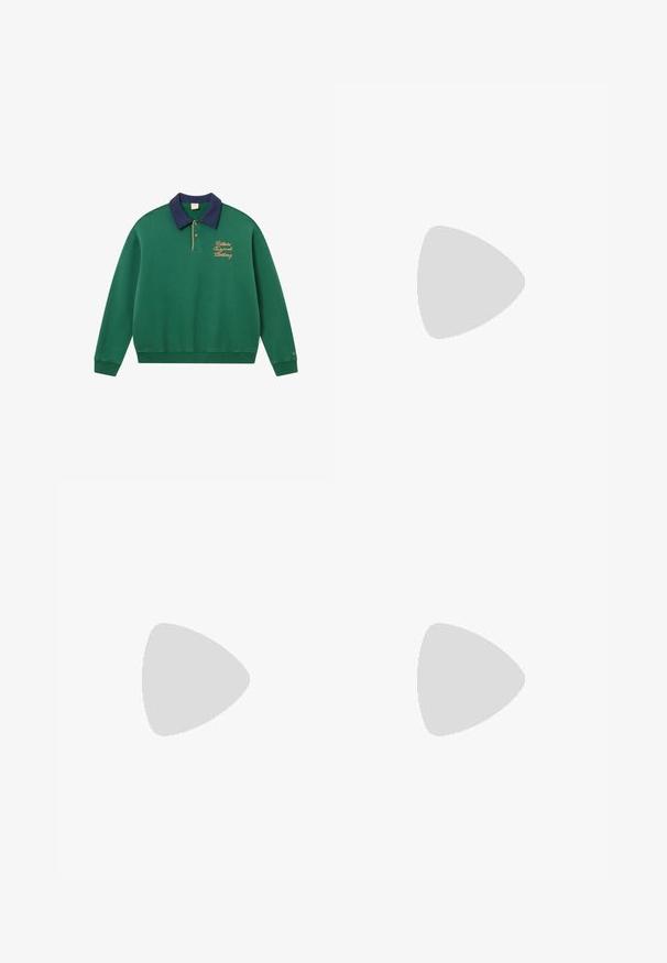 Groene sweatshirt met marineblauwe kraag, gouden borduring en geribbelde boorden. Beschikt over een pulloverontwerp en zachte, gestructureerde stof. Klassieke sportieve stijl.; Witte katoenen t-shirt met korte mouwen, ronde hals, relaxte pasvorm en zonder zichtbare logo's of patronen. Gladde textuur en minimalistisch ontwerp.; PULL&BEAR MEGA BAGGY - Baggy jeans - black; Tan suède enkelboot met zwart gevoerd kraagje, gouden metalen oogjes, witte stikdetails en een robuuste rubberen zool met uitgesproken profiel.