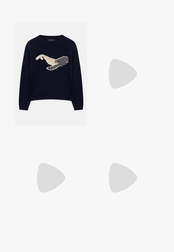 Tumed sinine kudum-sweater, millel on kreemjas värvuses lindude graafika. Kujundus sisaldab lineaarseid mustreid ning soonikkoes krae ja varrukaotsi.; Kõrge vöökohaga laiad sinised teksad denimist. Omab esist nupuga sulgumist, voldikuid ja kergelt tuhmumist tumedast heledaks siniseks alläärtes.; Pruun nubukloafer ümmarguse varbaga, ribadega platvormi tallaga ja dekoratiivse rihmaga ülevalt.; Pruunist nahast käekott, millel on klapiga sulgur, kuldne riistvara, õlarihm ja sile tekstuur. Kompaktne ristkülikukujuline vorm.