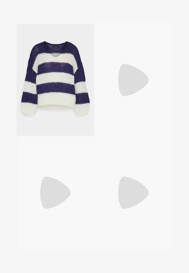 Vero Moda Petite VMERIN STRIPE V NECK - Maglione - astral aura/birch; Pantaloni neri a campana con una finitura lucida simile alla pelle, dotati di tasche frontali, chiusura con bottone e fessure laterali all'orlo.; Sandalo nero con cinturini, dalla punta squadrata e tacco basso a blocco. Presenta diversi cinturini sottili e una cinturini regolabile alla caviglia. Realizzato in pelle liscia.; Borsa a tracolla nera in pelle con una texture liscia, forma rettangolare e dettaglio in catena metallica sul davanti. Inclusa una tracolla regolabile.; Anello doppio in argento con superficie liscia e lucida. Presenta un design fluido e curvo con sezioni sovrapposte per un aspetto moderno.