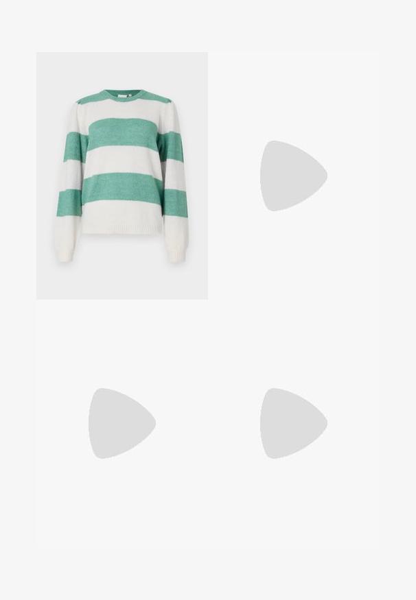 Pull rayé avec des couleurs alternées de vert d'eau et blanc, encolure ronde, manches longues et un tissu doux et texturé.; Pantalons larges noirs avec une taille élastique, fabriqués en tissu texturé avec un léger éclat, présentant un design simple et épuré.; Baskets blanches en matériau synthétique lisse, avec un bout arrondi, un design à lacets, une semelle plate et des détails perforés discrets.; Sac fourre-tout en cuir marron avec poignées doubles, présente des coutures contrastées et un design spacieux, adapté à un usage quotidien.