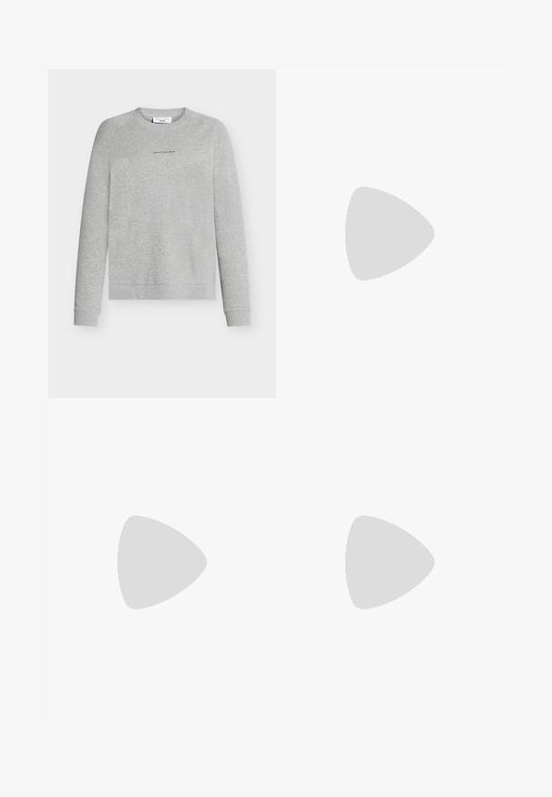 Bluza gri dintr-un amestec moale de bumbac, cu guler rotund, mâneci lungi și un logo subtil pe piept. Textură netedă și croială lejeră.; Tricou scurt alb, cu mânecă scurtă și guler rotund, cu o croială relaxată, realizat dintr-un material din bumbac moale. Textură netedă, fără modele sau logo-uri.; Fustă din bumbac corduros de culoare neagră, cu talie ajustată, croi drept și țesătură texturată cu nervuri verticale. Fără închideri sau accesorii vizibile.; Botine negre până la genunchi cu un finisaj neted, talpă groasă și un fermoar discret pe lateral. Asortate cu stil cu o fustă gri cu model herringbone.