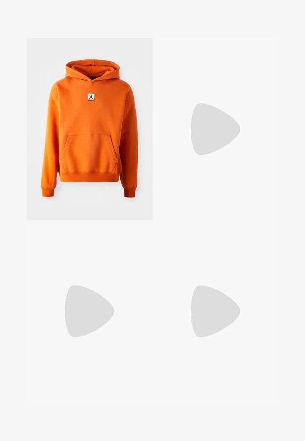Sweat à capuche orange avec une poche avant, à manches longues et un cordon de serrage. Présente un logo noir et blanc sur la poitrine. Tissu au toucher doux.; Pantalon en coton beige à coupe droite, doté de deux poches avant et d'une fermeture à bouton à la taille. Texture lisse, sans motifs.; Mocassin en cuir noir avec un accent à frange, doté d'une semelle épaisse noire et d'une couture jaune le long du bord. Fini texturé.; Collier en métal argenté à trois couches présentant des chaînes flexibles et élégantes avec un léger éclat, sécurisé par un fermoir en forme de homard et une chaîne ajustable.