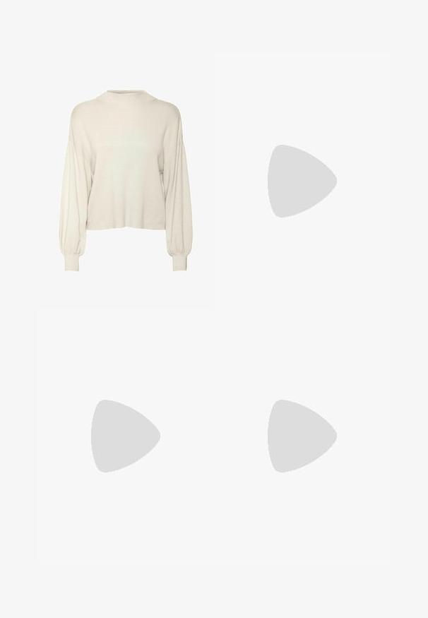 Pull cropped couleur écru, avec une texture côtelée, des manches bouffantes longues et un col haut. Tissu doux avec une coupe décontractée.; Pantalons larges en argent fabriqués dans un tissu texturé froissé, avec une taille haute et une fermeture éclair à l'arrière.; Escarpins en cuir verni noir avec bout pointu et talon bloc géométrique. Présente un design élégant et minimaliste ainsi qu'une texture lisse.; Sac à main en cuir noir avec une forme courbée, bandoulière amovible et des accessoires en or. Le sac est doté d'un rabat avec un détail de boucle.