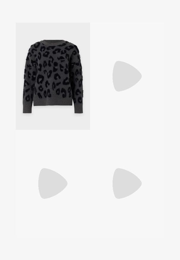 Hall hall ja pehmeast kangast hallipullover musta leopardimustriga, ümmargune kaelus ning soonikotsad ja -äär. Tekstuuriga plaastrid lisavad kolmemõõtmelisust.; Heledad sinine denim, millel on lõdva istuvuse, kaks põlve lõhet, viis taskut ja kulunud serv. Nööp ja tõmblukk sulgemiseks.; Mustad mustad nahast pahkluu saapad ümarate varvastega, nööridega esiosas ja paksu kummist talla ning tekstuuritud mustriga. Tagumine tõmbeaas.; Hõbedased rõngastikkaehingad minimalistlikus disainis. Ümar kuju, sile tekstuur ja õhuke profiil. Kerged ning poleeritud viimistlusega.