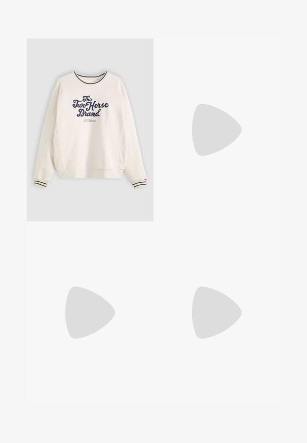 Lys beige hettegenser med marineblå logo tekst, stripete ribbestrikkede mansjetter og design med rund hals. Laget av myk stoff, med en avslappet passform.; Mørkeblå denimjeans med avslappet passform, rette ben, fem-lomme design og kontrasterende gul søm. Metallknappelukking i livet.; Lacoste joggesko i lys grå med mesh-overdel, gummisåle og teksturerte detaljer. Har en fremtredende logo på siden.; Svart syntetisk håndveske med topphåndtak, avtakbar skulderstropp, rund form, glatt tekstur og sølvfarget logo aksent på forsiden.