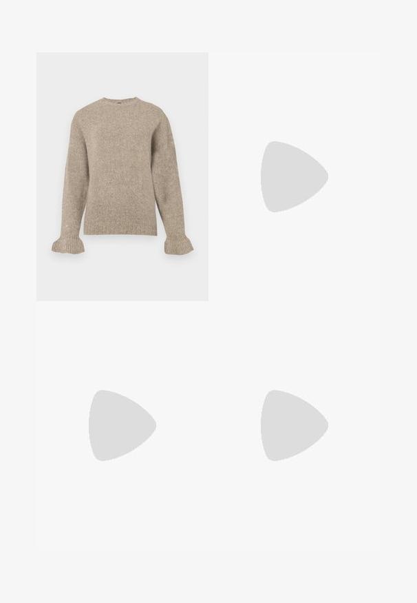 Beige gebreid sweater met een ronde hals, geribbelde textuur, lange mouwen en uitlopende mouwen. Eenvoudig ontwerp zonder versieringen.; Zwarte flare jeans met een strakke pasvorm, vijf zakken en subtiele stiksels. Gemaakt van denim, met een middelhoge taille.; Bruine patenten leren pump met een vierkante neus, textuur met krokodillenpatroon, enkelband met gouden gespsluiting en een chunky hak.; Bruine leren tote bag met een gladde textuur, een ontwerp met een open bovenkant en twee schouderbanden. Kenmerkt zich door minimale stiksels en geen zichtbare hardware.