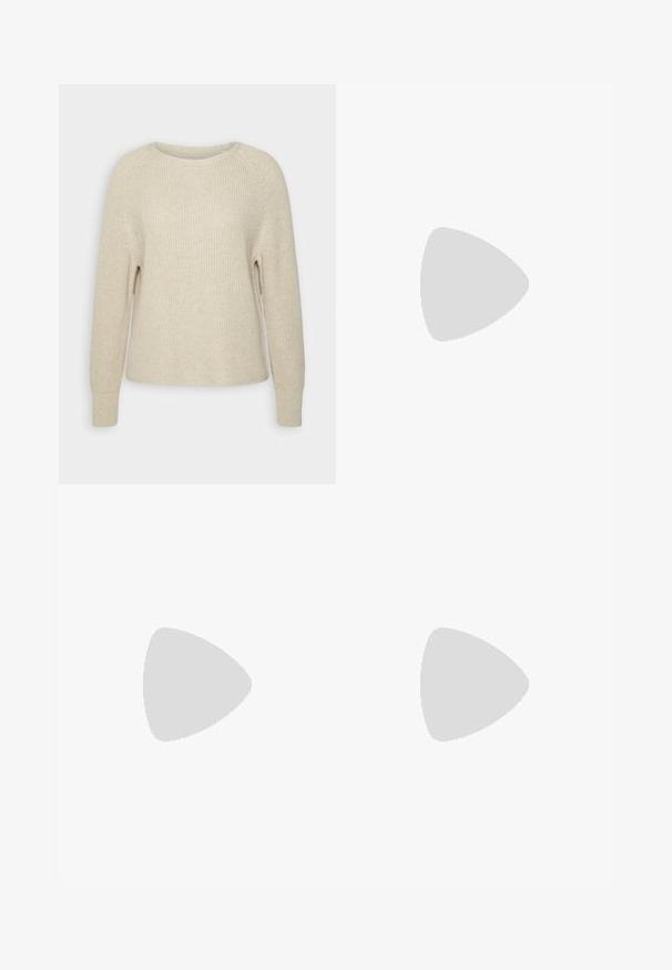 Svetlo roza pleteni pulover z okroglim izrezom, raglan rokavi in rebrasti manšeti. Tekstura je mehka z ohlapnim krojem in minimalnimi detajli.; Mos Mosh NIGHT - Hlače - bluesteel; Srebrne in bež nubuk teniske z teksturiranim gumijastim podplatom, bež vezalkami in logotipom natisnjenim v rumeni barvi ob strani.; Zlate obročaste uhane z teksturirano, nepravilno obliko. Imajo brezšivno zapiranje in poliširano površinsko obdelavo, kar poudarja sodoben dizajn.